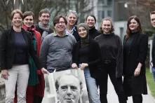Das Bild zeigt mehrere Personen, die einen Teil des Teams sowie des Voprstands der Heinrich Böll Stiftung NRW darstellen, das Bild ist draußen aufgenommen.