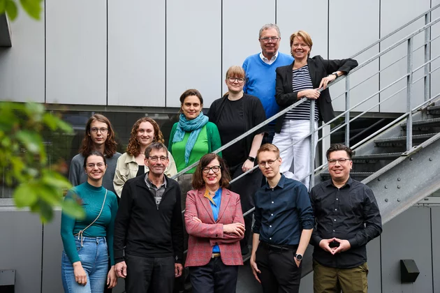 Gruppenbild des Teams und Vorstands der Heinrich Böll Stiftung NRW, zeigt mehrere Personen, die auf einer Treppe stehen.