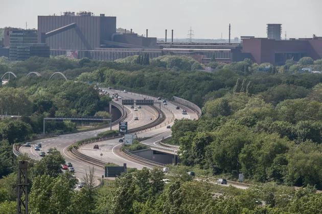 Eine Autobahn mit einer Brücke