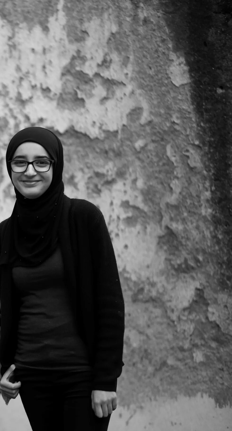 Fatin Aeraki, Frau mit Kopftuch und Brille, schwarzweiß