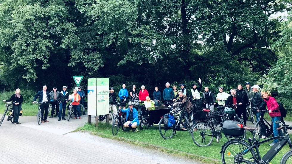 Eine Gruppe von Menschen mit Fahrrädern und Helmen