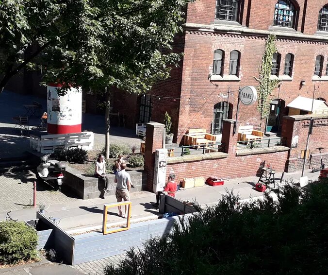 Eine Straße in Köln, Parkplätze sind leer und stattdessen stehen dort Bänke