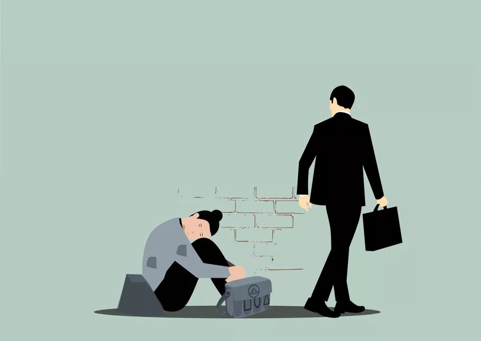 Illustration einer Person, die auf dem Boden sitzt und einer Person im Business-Anzug mit Aktenkoffer, die an ihr vorbeigeht.