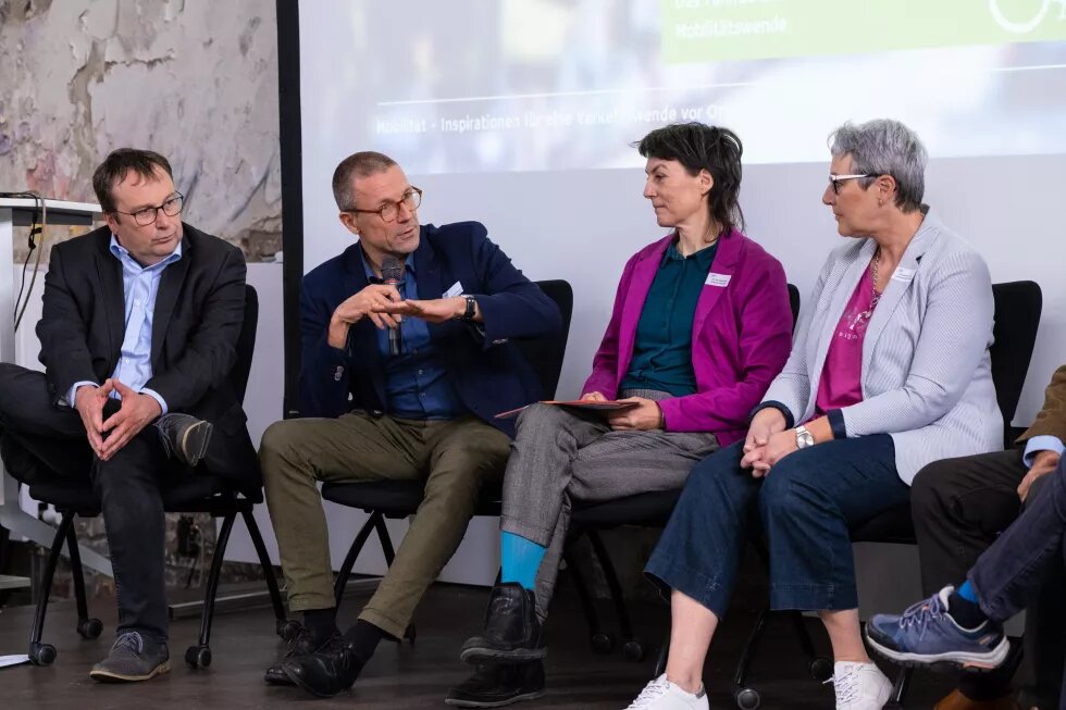 Eine Gruppe von Menschen auf dem Podium, v.l. Oliver Krischer, Prof. Dr. Uwe Schneidewind, Dr. Ute Symanski und Christine Fuchs.