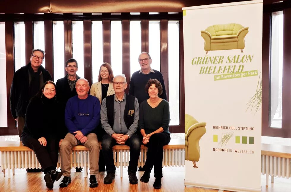 Das Bild zeigt 8 Menschen, die den Trägerkreis des Grünen Salon Bielefeld bilden.