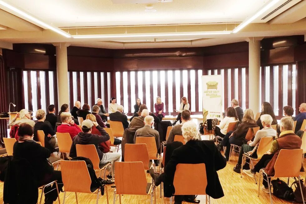 Das Bild zeigt in einer Aufnahme von hinten das Publikum und das Podium des 43. Grünen Salon Bielefeld.