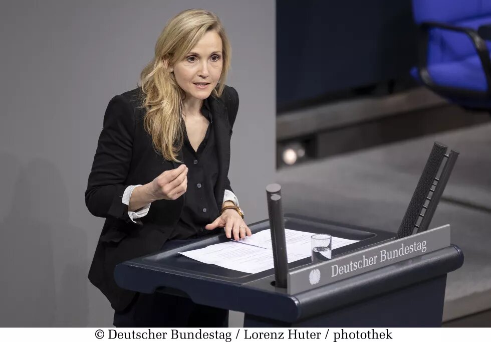 Franziska Krumwiede-Steinmer hält eine Red im pleanrsaal des Deutschen Bundestags