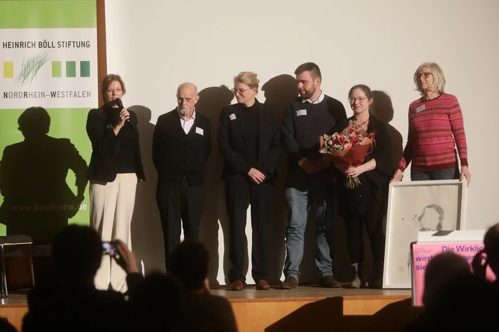 Das Bild zeigt v.l.: Iris Witt (Heinrich Böll Stiftung NRW) René Böll (Künstler), Alexandra Gauß (Bürgermeisterin Windeck),  Luca Schwarzer, Anna-Felicitas Genßer, Astrid Ballmann-Heckendorf (Team BüZe Windeck bei der Entgegennahme des Heinrich-Preises